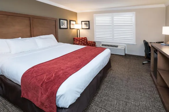 COMFORT SUITES FRESNO RIVER PARK