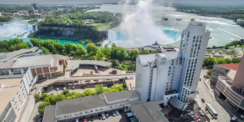 Oakes Overlooking the Falls