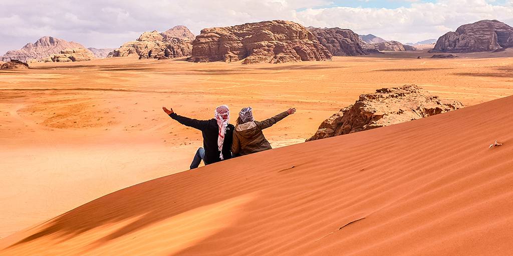 En este viaje a Jordania descubrimos Petra, la antigua ciudad nabatea esculpida en piedra. Además, visitaremos Amman, las ruinas de Jerash, el desierto de Wadi Rum y las playas de Áqaba. 3