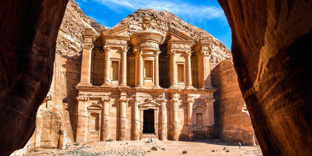 Aventúrate con este viaje a Jordania y el Mar Muerto. Descubre las joyas del país en Petra, el desierto de Lawrence de Arabia y Amman. 2