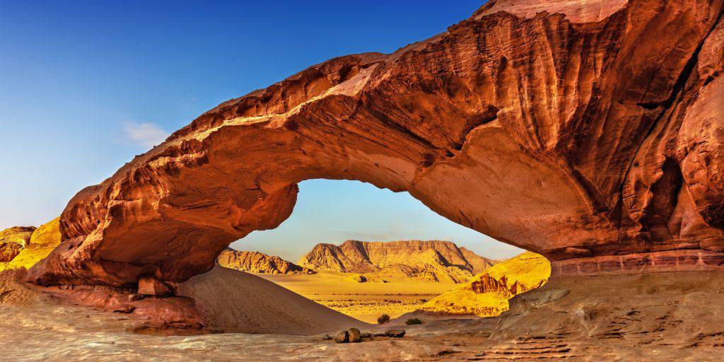 Este viaje organizado a Jordania te llevará desde el desierto de Wadi Rum hasta las playas del Mar Rojo, a través de castillos y montes sagrados. 1