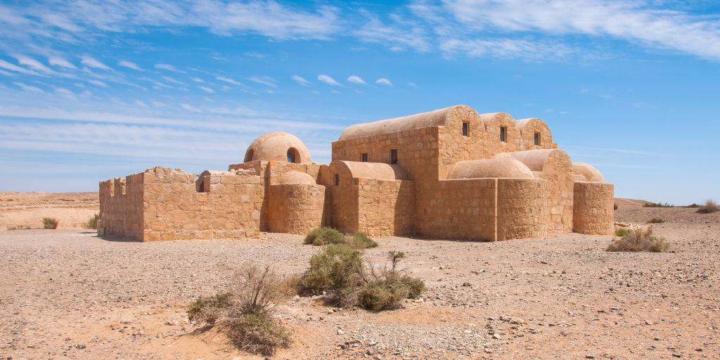 Este viaje organizado a Jordania te llevará desde el desierto de Wadi Rum hasta las playas del Mar Rojo, a través de castillos y montes sagrados. 4