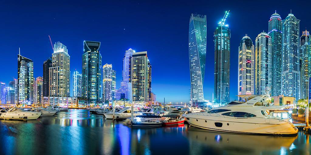 Descubre los contrastes del desierto, los edificios futuristas y las mejores playas con este fascinante viaje a Dubái y Maldivas. 5