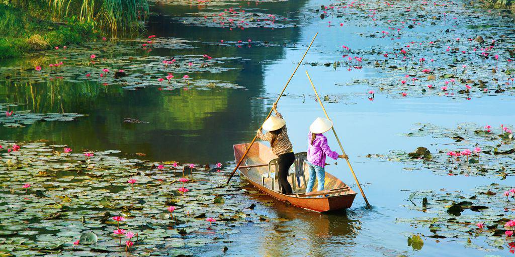Con este viaje a Vietnam de 12 días descubrirás las maravillas de Hanói, el Puente Dorado de Da Nang y los edificios de la antigua Saigón. 6