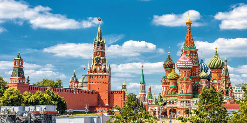 Moscú y San Petersburgo son, sin duda, los iconos del gran gigante asiático. Recórrelas con nuestro viaje organizado por Rusia de 8 días. 3