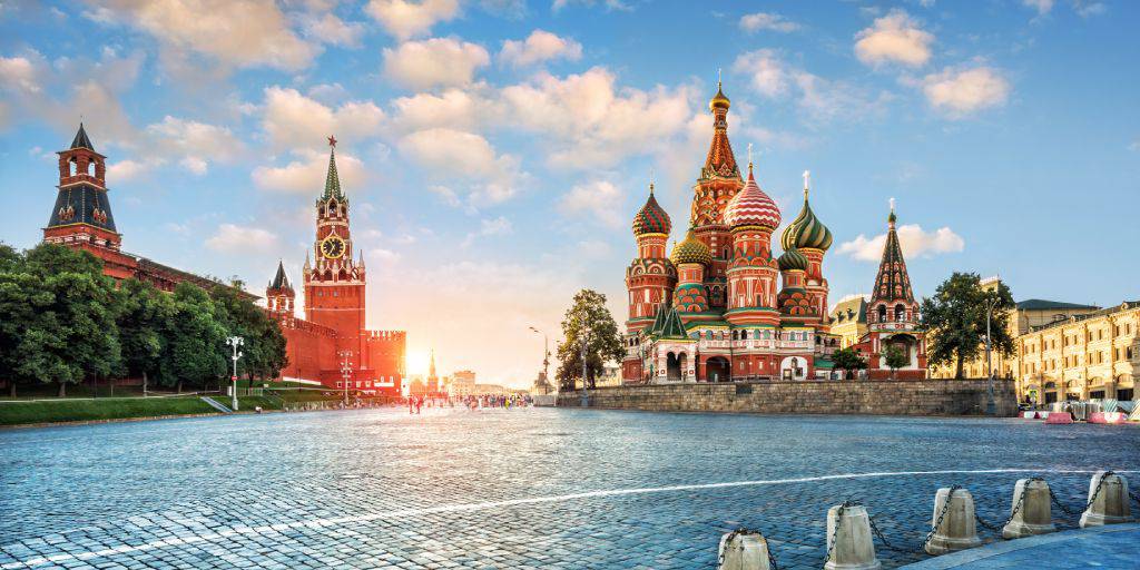 La Venecia del Norte y la capital rusa están repletas de maravillas que puedes conocer con este viaje a Moscú y San Petersburgo de 8 días. 1