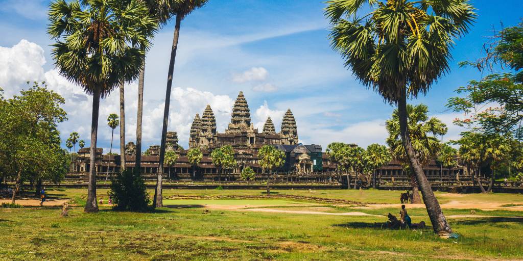 Exprime al máximo tus 13 días en Asia con este viaje por la Bahía de Halong, el puente de Hoi An y la antigua ciudad de Angkor. 3