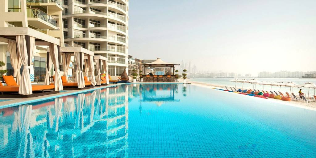 Edificios únicos, safaris por el desierto, tiendas de lujo... Nuestro viaje a Dubái de 7 días te llevará a un mundo futurista fascinante donde también disfrutarás de playas en un hotel de lujo. 4