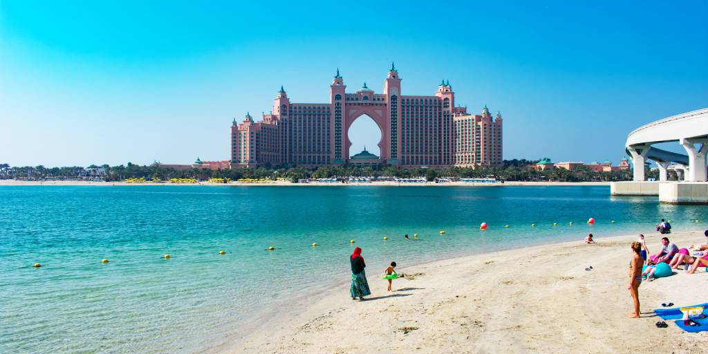 Edificios únicos, safaris por el desierto, tiendas de lujo... Nuestro viaje a Dubái de 7 días te llevará a un mundo futurista fascinante donde también disfrutarás de playas en un hotel de lujo. 3
