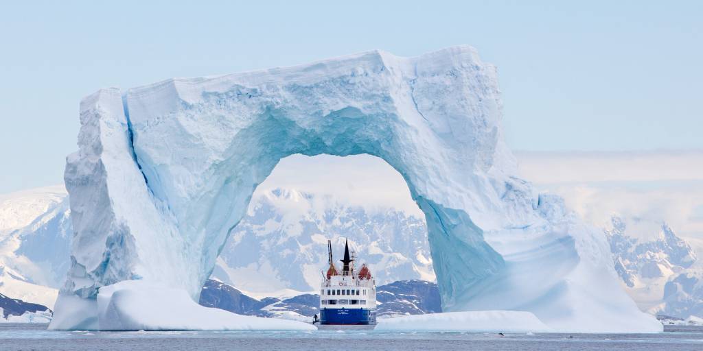 Conoceremos el polo sur en este fascinante crucero por la Antártida de 10 días. Descubrimos lo mejor de la Península Antártica explorando glaciares y observando ballenas y pingüinos. 1