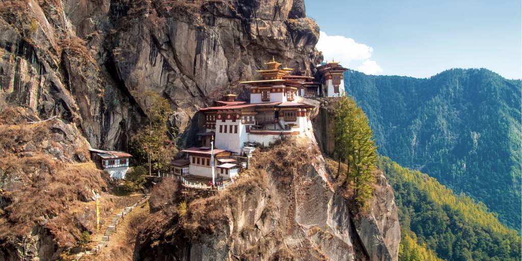 Con nuestro viaje a Bután de 9 días visitarás los montasterios, las antiguas fortalezas y podrás contemplar la naturaleza que rodea las ciudades de Paro, Timbu y Punakha. 1