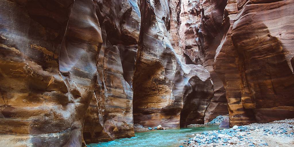 En este viaje a Jordania descubrimos Petra, la antigua ciudad nabatea esculpida en piedra. Además, visitaremos Amman, las ruinas de Jerash, el desierto de Wadi Rum y las playas de Áqaba. 2