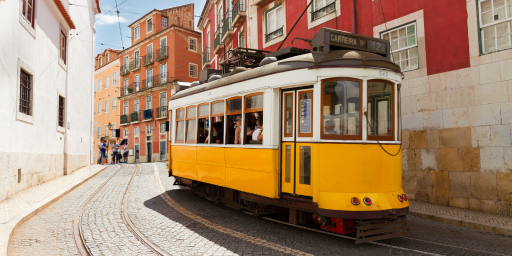 Descubre Portugal con nuestro tour organizado por Lisboa, Albufeira, Évora, Oporto y Coimbra. Disfruta de sus paradisíacas playas, ciudades cosmopolitas con toques rurales y tradicionales. 6