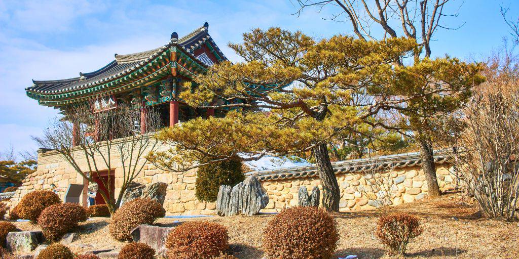 Corea del Sur esconde tesoros milenarios. En este viaje conoceremos el palacio de Gyeongbokgung, el barrio tradicional de Bukchon, la aldea de Andong Hahoe, Gyeongju y Busan. 2