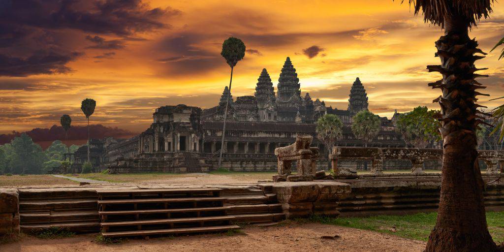 Viaja en un circuito organizado por Vietnam y Camboya para descubrir su historia y misticismo. Navega por la bahía de Halong, revive el pasado imperial en Hue y explora los bellos templos de Angkor. 5