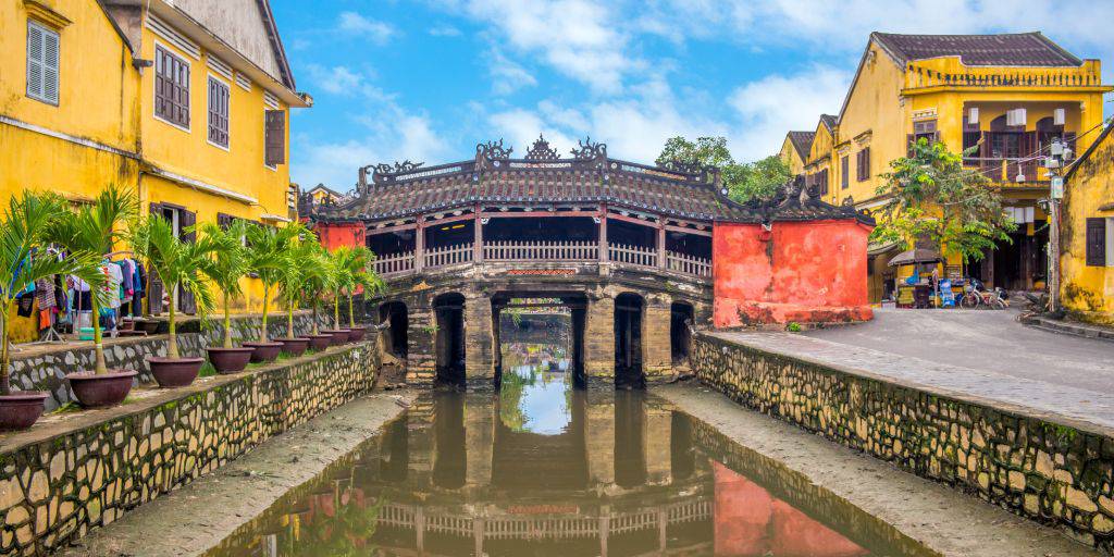 Viaja en un circuito organizado por Vietnam y Camboya para descubrir su historia y misticismo. Navega por la bahía de Halong, revive el pasado imperial en Hue y explora los bellos templos de Angkor. 4