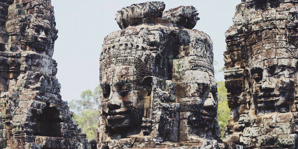Viaja en un circuito organizado por Vietnam y Camboya para descubrir su historia y misticismo. Navega por la bahía de Halong, revive el pasado imperial en Hue y explora los bellos templos de Angkor. 3