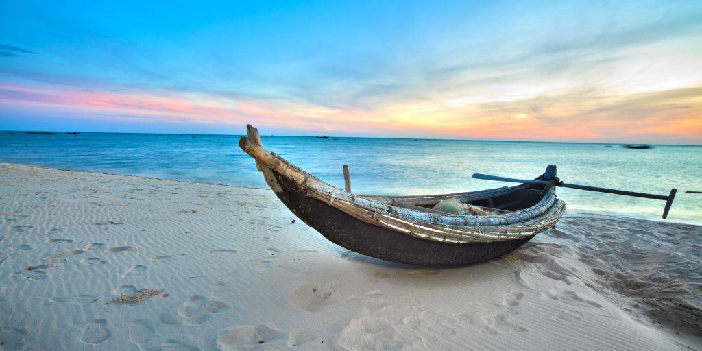 Viaje a Vietnam de norte a sur con playas de Long Hai. Descubre la naturaleza escondida de la Bahía de Halong, y ciudades mágicas como Ho Chi Minh, Hanói y Hoi An. 1