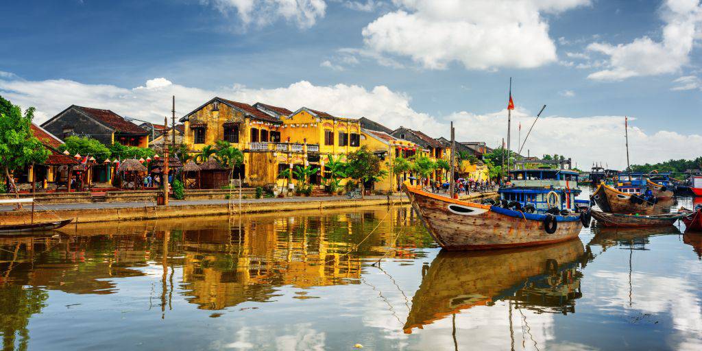 Con nuestro viaje privado a Vietnam de 12 días recorrerás en privado la moderna Hanói, las históricas ciudades de Hoi An y Hue y los paisajes más salvajes de la Delta del Mekong. 3