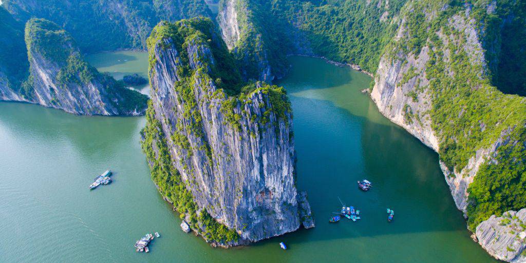Con nuestro viaje privado a Vietnam de 12 días recorrerás en privado la moderna Hanói, las históricas ciudades de Hoi An y Hue y los paisajes más salvajes de la Delta del Mekong. 1
