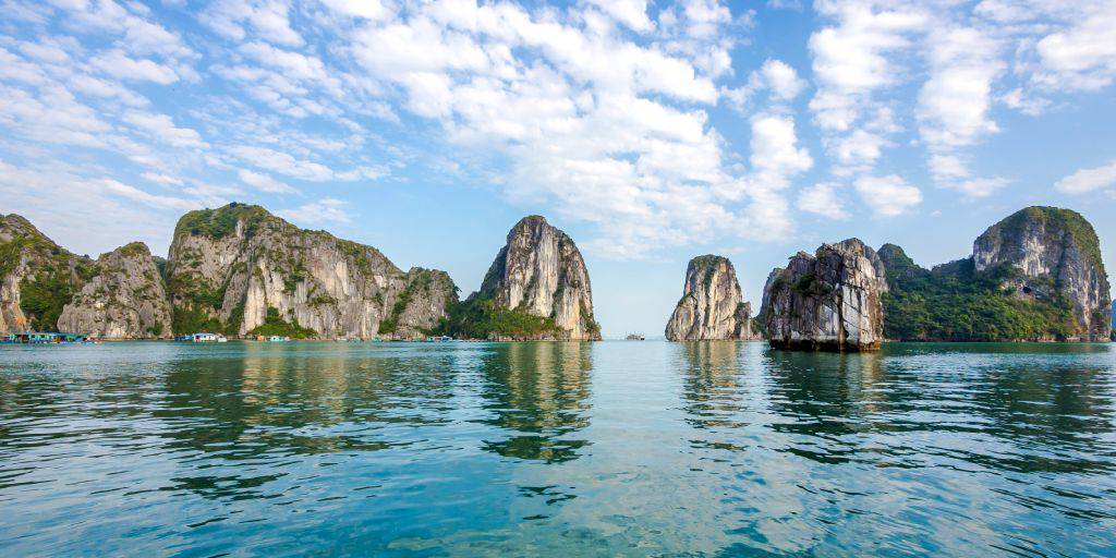 Conoce toda Vietnam en 14 días y descubre la vida tradicional de Sa Pa y Lao Cai. Disfruta de los increíbles paisajes de Bahía Halong y la Delta del Mekong a bordo de un crucero. 1