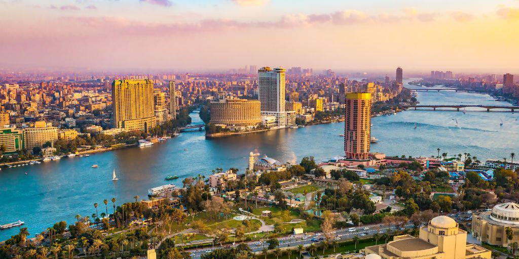 Con nuestro viaje a Egipto podrás disfrutar de un crucero por el río Nilo y por el famoso Lago Nasser. Además, podrás descubrir los enigmas de la cultura egipcia en El Cairo. 2