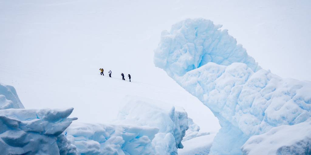 Conoceremos el polo sur en este fascinante crucero por la Antártida de 10 días. Descubrimos lo mejor de la Península Antártica explorando glaciares y observando ballenas y pingüinos. 2