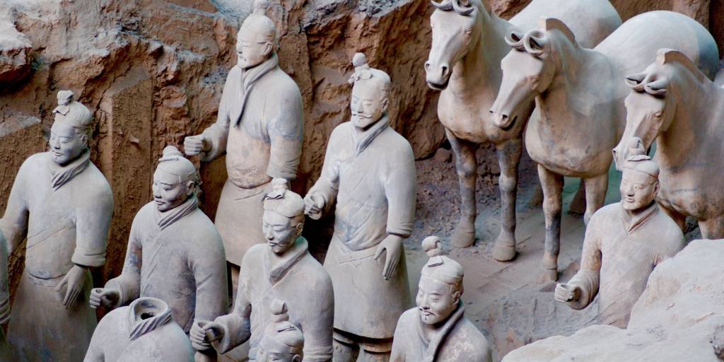 Descubre los rascacielos de Shanghái, la Gran Muralla China, las Grutas de Longmen y los Guerreros de Terracota de Xi'an con un viaje por la China clásica de 11 días. 2