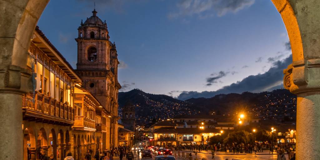 Con nuestro viaje a Perú en 10 días podrás conocer la capital peruana, una de las Siete Maravillas del Mundo: el Machu Picchu y la Montaña de Siete Colores. 2