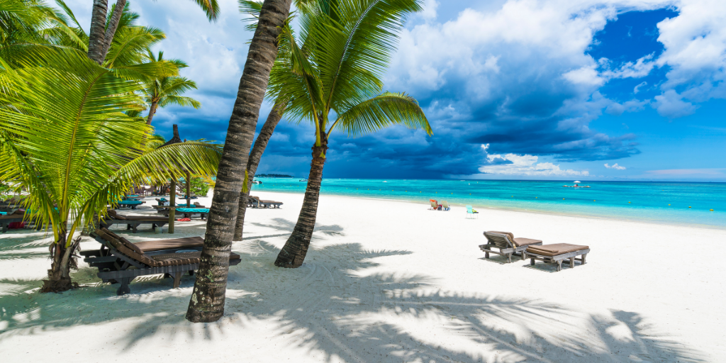 Celebra tu luna de miel con los atardeceres hipnóticos de la isla Mauricio. Sus playas cautivantes son el destino ideal para un viaje de novios. 2