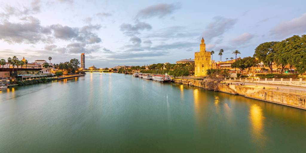 En este viaje a Andalucía y Portugal conoceremos Granada, Málaga y Sevilla, donde daremos un paseo por el río Guadalquivir. Además, visitamos Lisboa, Oporto, Coimbra y Braga. 2