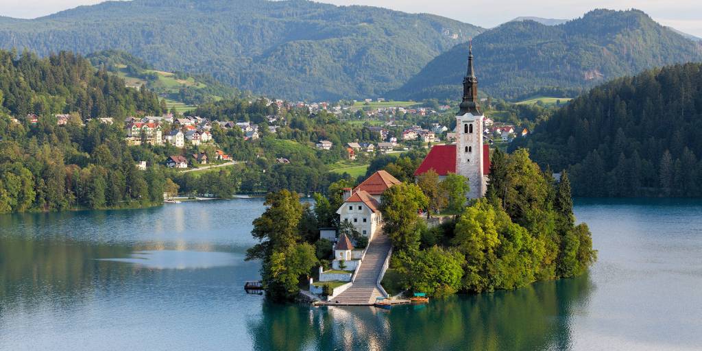 En este viaje a Croacia, Bosnia, Serbia, Bulgaria, Rumanía y Eslovenia visitaremos ciudades amuralladas a orillas del mar Adriático, parques nacionales y puentes históricos. 2