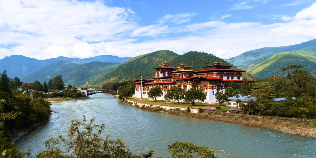Con nuestro viaje a Bután de 9 días visitarás los montasterios, las antiguas fortalezas y podrás contemplar la naturaleza que rodea las ciudades de Paro, Timbu y Punakha. 2