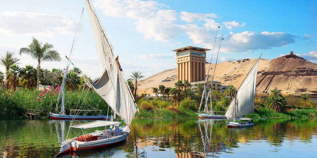 Disfruta de este tour por Egipto de 8 días. Conoceremos los principales templos, pirámides y ciudades del Antiguo Egipto. El Cairo nos espera para descubrir sus mezquitas y bazares. 2