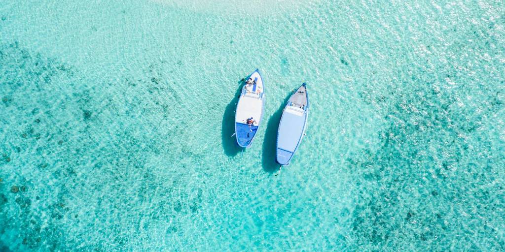 Desconecta y diviértete con estas vacaciones en Maldivas. Durante esta semana, explorarás el colorido fondo marino y playas paradisíacas. 2