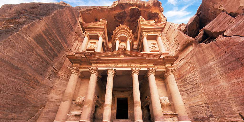 En este viaje a Jordania descubrimos Petra, la antigua ciudad nabatea esculpida en piedra. Además, visitaremos Amman, las ruinas de Jerash, el desierto de Wadi Rum y las playas de Áqaba. 1