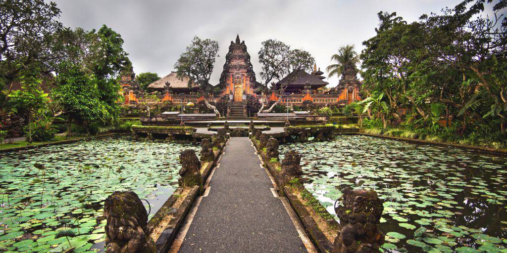 Viaja a Bali para descubrir la mística Ubud y disfrutar de las playas del sur. Con este viaje podrás meditar entre templos hinduistas, explorar bosques tropicales y tomar un baño en exclusivas playas. 6