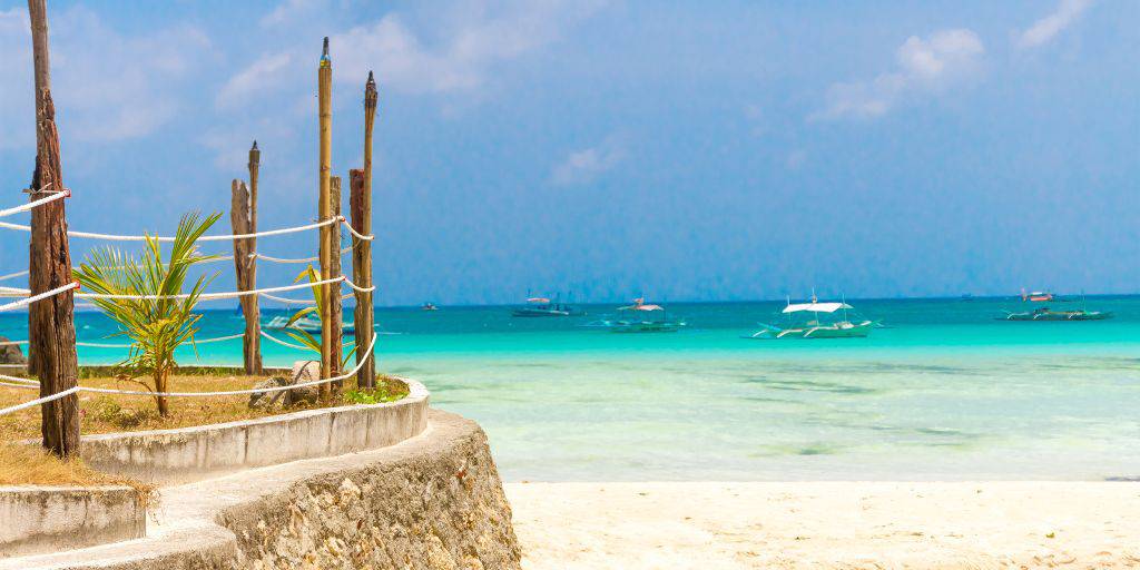Viaja a Bali para descubrir la mística Ubud y disfrutar de las playas del sur. Con este viaje podrás meditar entre templos hinduistas, explorar bosques tropicales y tomar un baño en exclusivas playas. 3