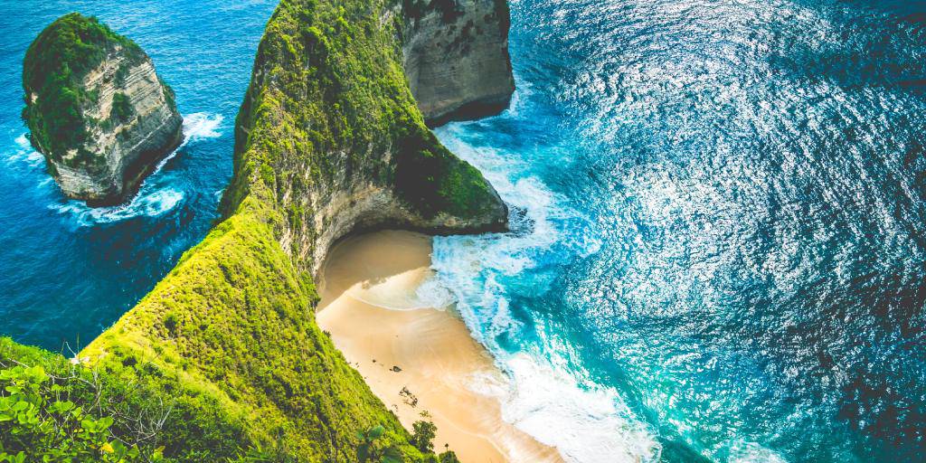 Viaja a Bali para descubrir la mística Ubud y disfrutar de las playas del sur. Con este viaje podrás meditar entre templos hinduistas, explorar bosques tropicales y tomar un baño en exclusivas playas. 2