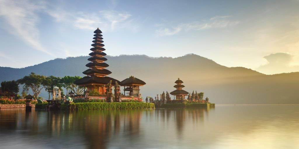 Viaja al paraíso con este circuito organizado por Bali de 10 días. Recorre desde Denpasar hasta Ubud, cruzando lagos, arrozales y playas. 5
