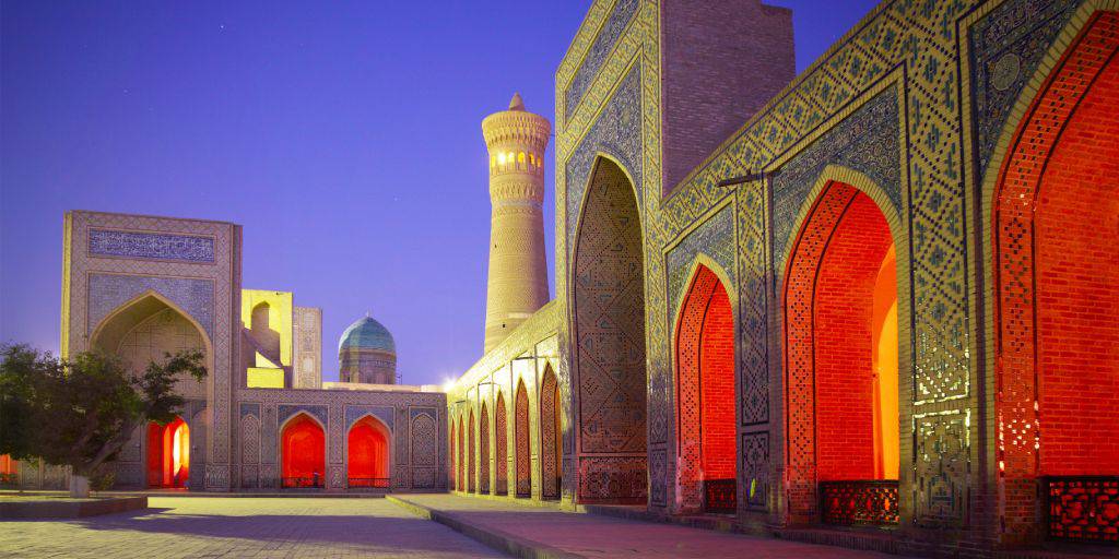 Recorre las mezquitas, las madrasas y palacios más emblemáticos de Asia central con este tour por Uzbekistán durante 9 días. 1