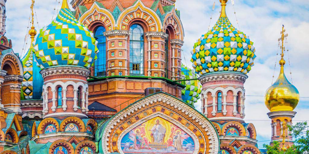 ¿Quieres conocer la capital cultural de Rusia? Ahora puedes hacerlo con nuestro fascinante viaje a la icónica San Petersburgo de 5 días. 1