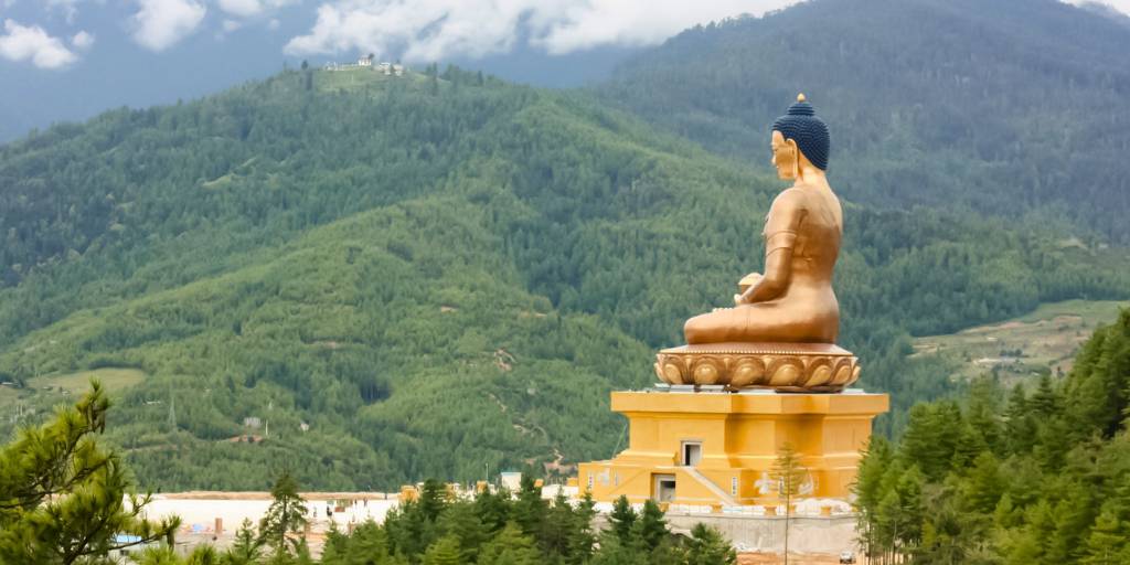 Con nuestro viaje a Bután de 9 días visitarás los montasterios, las antiguas fortalezas y podrás contemplar la naturaleza que rodea las ciudades de Paro, Timbu y Punakha. 3
