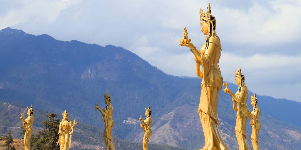 Con nuestro viaje a Bután de 8 días conocerás monasterios y fortalezas en Paro y Timbu, la capital butanensa. 3