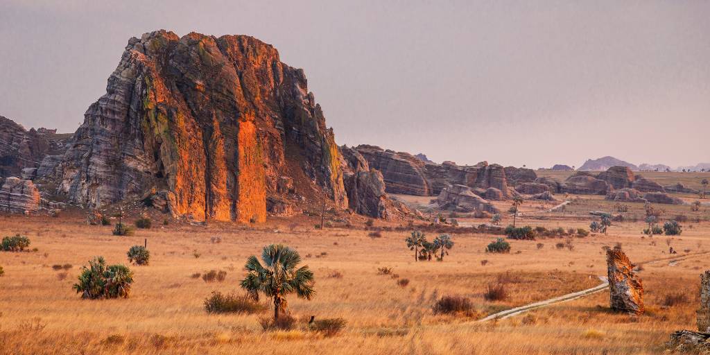 En este viaje organizado a Madagascar conocemos Bekopaka, Modorava, Antsirabe y los parques nacionales de Ranomafana e Isalo, donde veremos baobabs y lémures. Además descubrimos las playas de Ifaty. 3