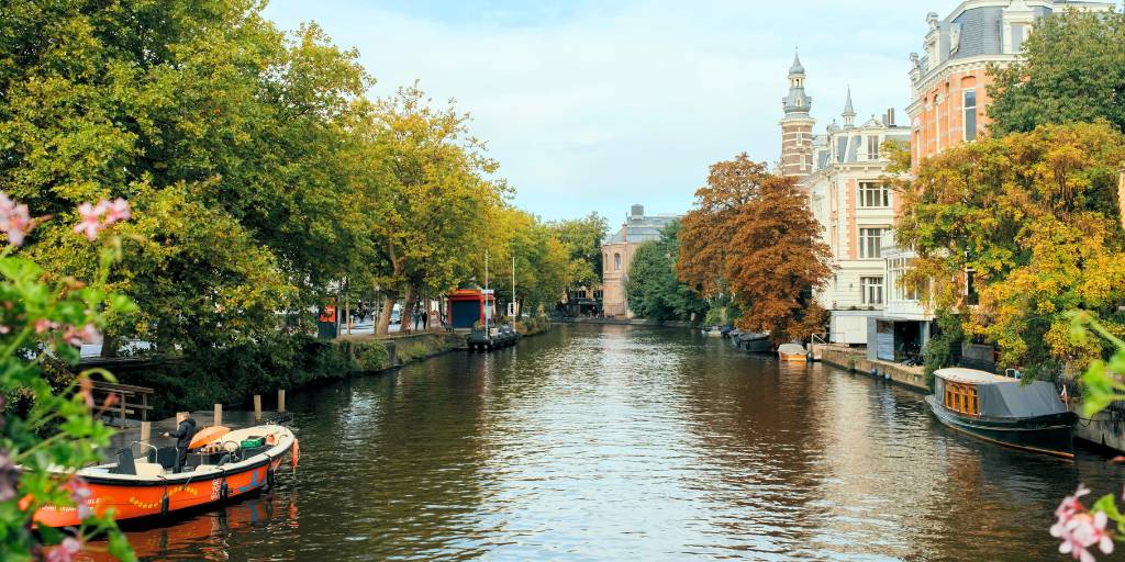 En este viaje a Europa conoceremos Piccadilly, Chinatown y Soho en Londres, los canales de Ámsterdam y el Memorial del Holocausto en Berlín. Además visitaremos la ciudad medieval de Brujas. 3