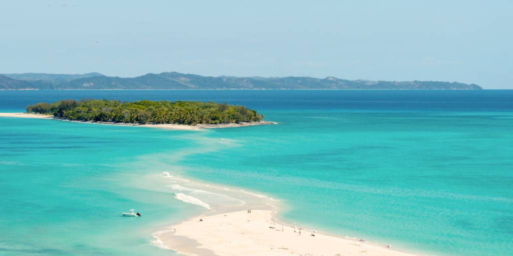 Lémures, baobabs y reservas naturales exuberantes. En este viaje organizado a Madagascar exploramos Antsirabe, Ranomafana, Isalo, bahías de Diego Suárez y playas de Nosy Be. 3