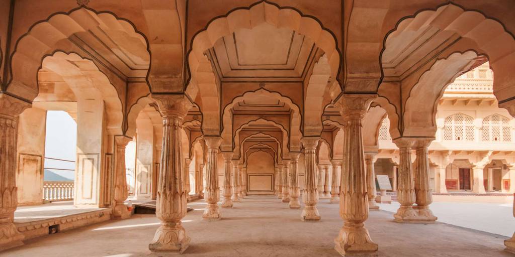 Disfruta de dos paraísos con este viaje a India y Maldivas. Podrás descubrir los secretos de la cultura hindú y playas de aguas cristalinas. 3