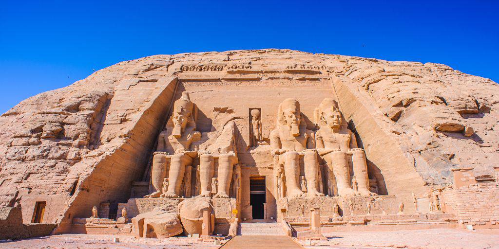 Disfruta de este tour por Egipto de 8 días. Conoceremos los principales templos, pirámides y ciudades del Antiguo Egipto. El Cairo nos espera para descubrir sus mezquitas y bazares. 3