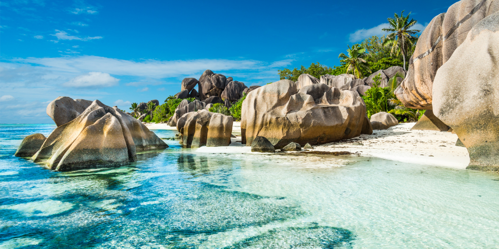 Viajes de novios a Seychelles. Celebra tu luna de miel en playas paradisíacas y rodéate de naturaleza virgen. 3